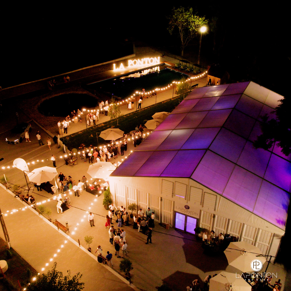 Eveniment de seară La Ponton Gârbova, iluminat architectural și atmosferă festivă.