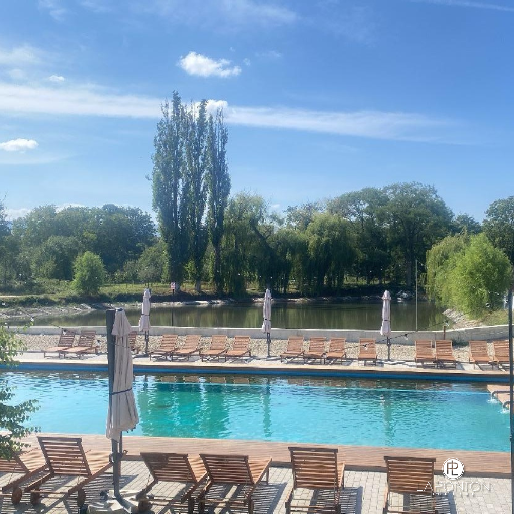 Șezlonguri lângă piscină, La Ponton Gârbova, relaxare și confort.