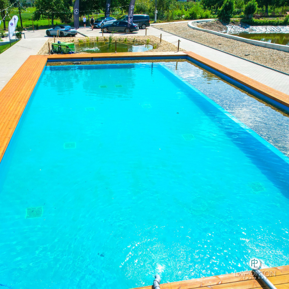 Piscină exterioară la La Ponton Gârbova, loc ideal pentru vară.