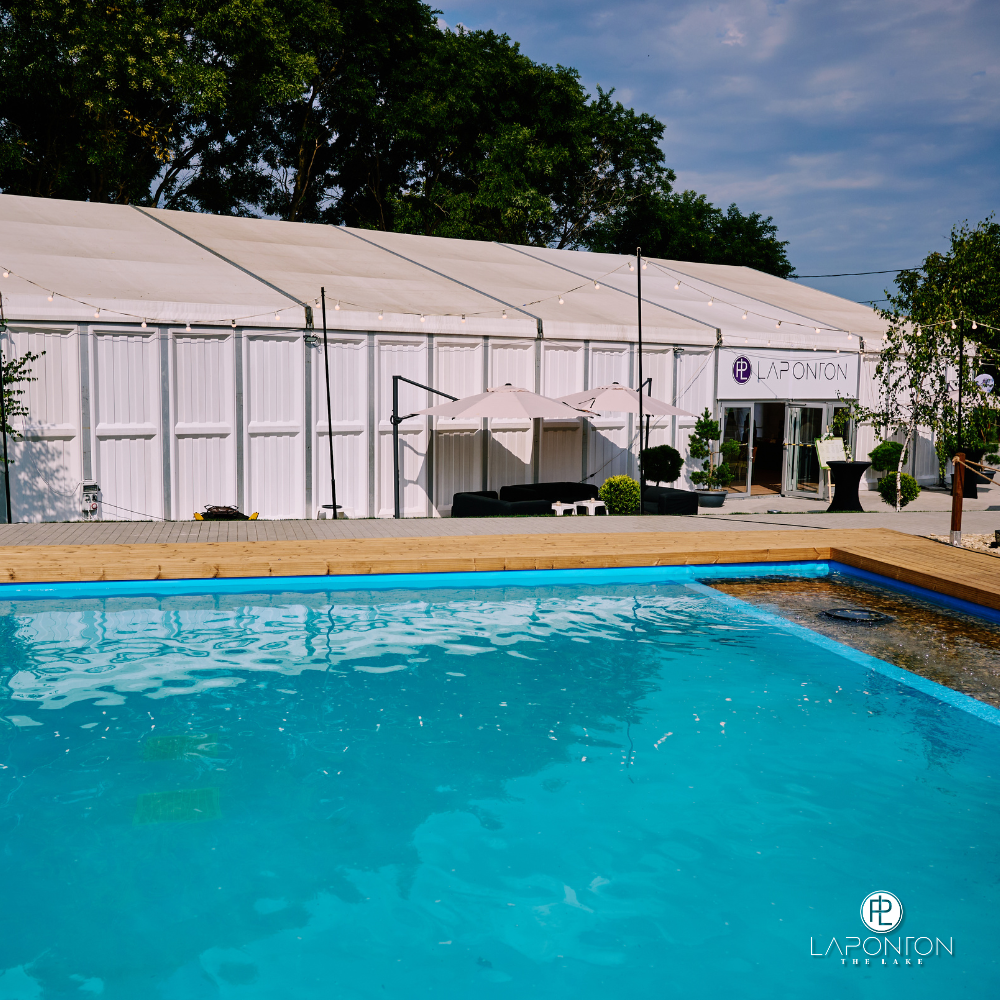 Piscină La Ponton Gârbova, spațiu modern pentru relaxare în aer liber.