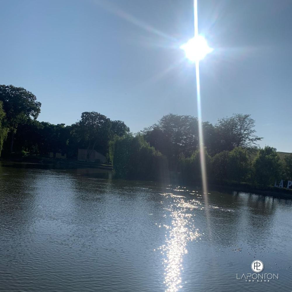 Reflexie raze soare peste lacul din La Ponton, Gârbova.